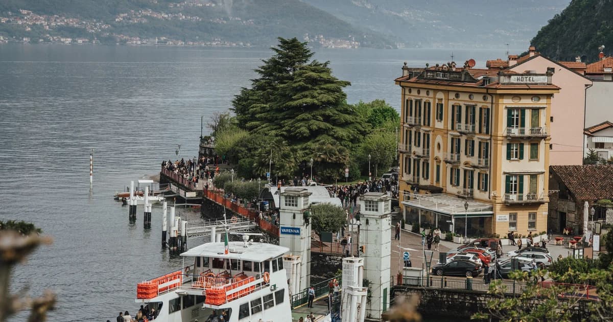 Bus and ferry connections around Lake Como